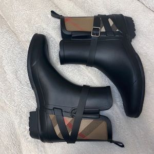 Burberry short rain boots